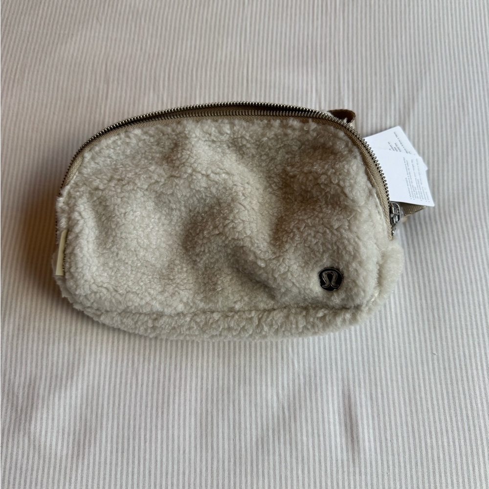 NWT Lululemon Everywhere Belt Bag *Fleece